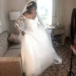 I’m selling a beautiful Mori Lee wedding dress.